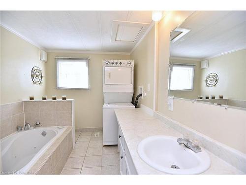 147 Maple Crescent, Flamborough, ON - Indoor Photo Showing Bathroom