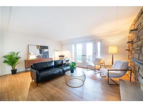 837 Danforth Place, Burlington, ON - Indoor Photo Showing Living Room