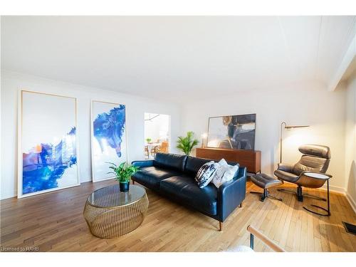 837 Danforth Place, Burlington, ON - Indoor Photo Showing Living Room