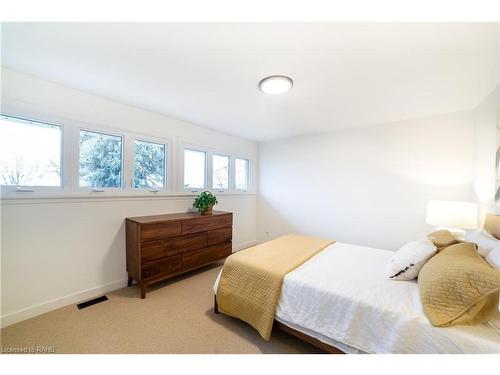 837 Danforth Place, Burlington, ON - Indoor Photo Showing Bedroom