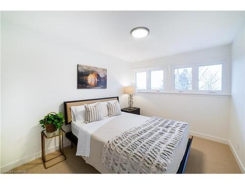 837 Danforth Place, Burlington, ON - Indoor Photo Showing Bedroom