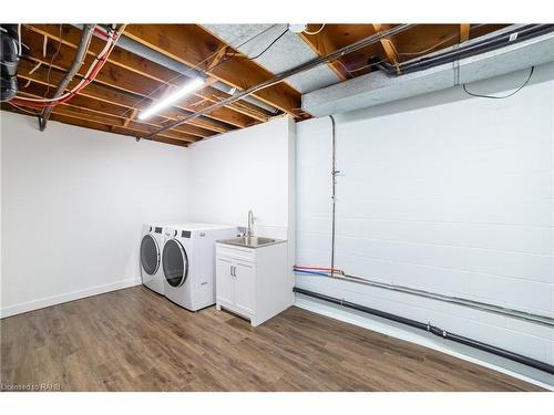 837 Danforth Place, Burlington, ON - Indoor Photo Showing Laundry Room