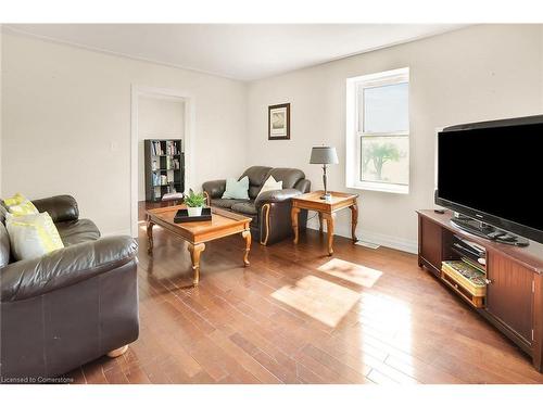 468 Mud Street W, Grassie, ON - Indoor Photo Showing Living Room