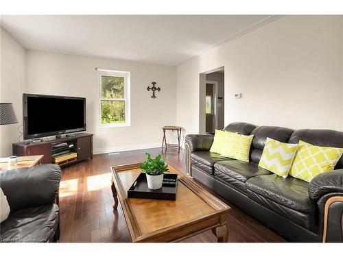 468 Mud Street W, Grassie, ON - Indoor Photo Showing Living Room