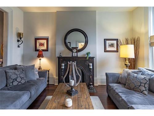 113 Dufferin Avenue, Brantford, ON - Indoor Photo Showing Living Room