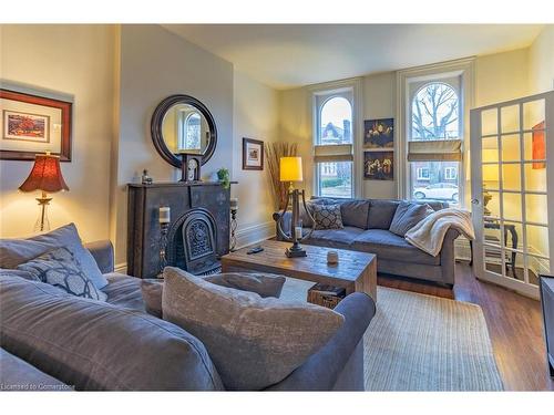 113 Dufferin Avenue, Brantford, ON - Indoor Photo Showing Living Room