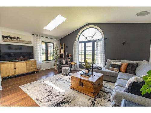 11635 Burnaby Road, Wainfleet, ON - Indoor Photo Showing Living Room