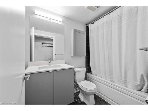 B602-3200 Dakota Common, Burlington, ON - Indoor Photo Showing Bathroom