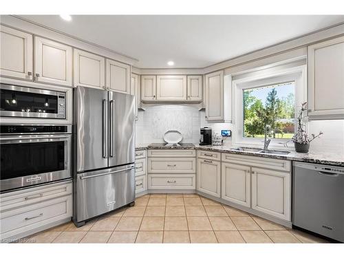 2189 Niagara Parkway, Fort Erie, ON - Indoor Photo Showing Kitchen With Double Sink With Upgraded Kitchen