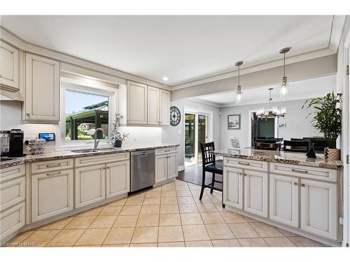 2189 Niagara Parkway, Fort Erie, ON - Indoor Photo Showing Kitchen With Double Sink With Upgraded Kitchen