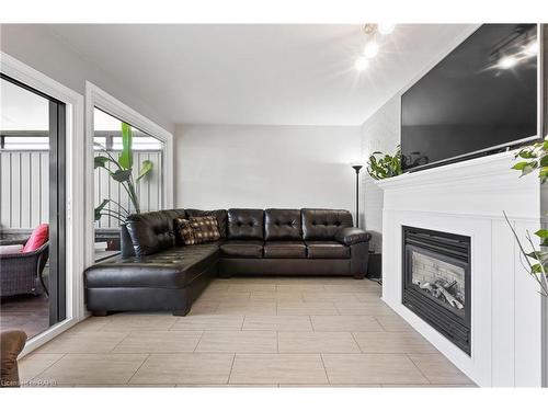 2189 Niagara Parkway, Fort Erie, ON - Indoor Photo Showing Living Room With Fireplace