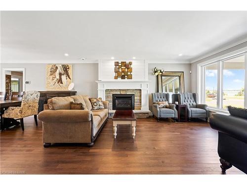 2189 Niagara Parkway, Fort Erie, ON - Indoor Photo Showing Living Room With Fireplace