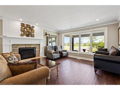 2189 Niagara Parkway, Fort Erie, ON - Indoor Photo Showing Living Room With Fireplace