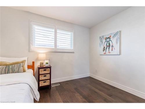 1223 Dunsmure Road, Hamilton, ON - Indoor Photo Showing Bedroom