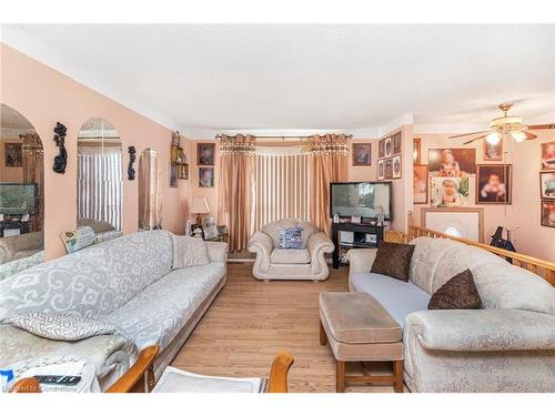 75 Hanover Place, Hamilton, ON - Indoor Photo Showing Living Room