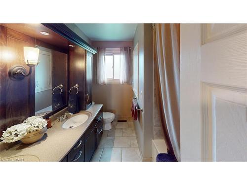 978 Ferndale Avenue, Fort Erie, ON - Indoor Photo Showing Bathroom