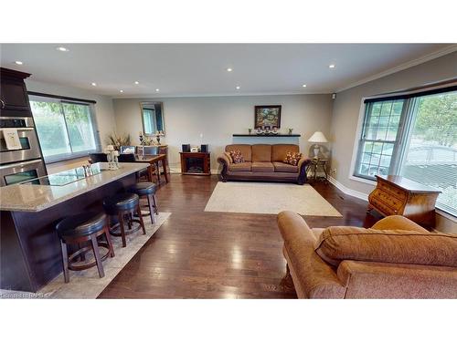 978 Ferndale Avenue, Fort Erie, ON - Indoor Photo Showing Living Room