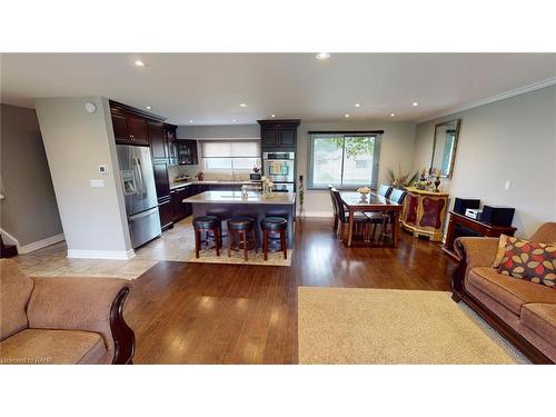 978 Ferndale Avenue, Fort Erie, ON - Indoor Photo Showing Living Room