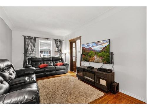 54 Spadina Avenue, Hamilton, ON - Indoor Photo Showing Living Room