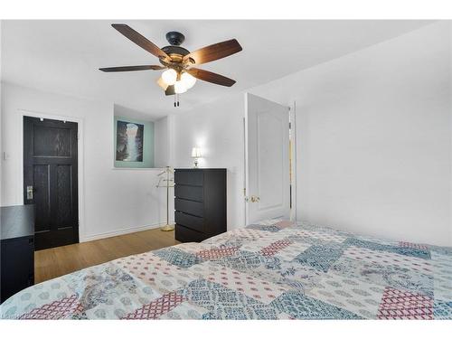 54 Spadina Avenue, Hamilton, ON - Indoor Photo Showing Bedroom