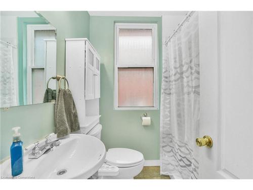 54 Spadina Avenue, Hamilton, ON - Indoor Photo Showing Bathroom