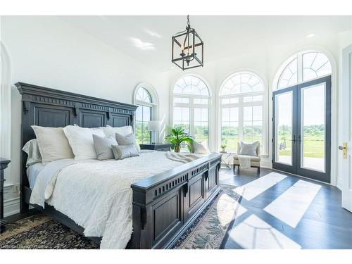 525 Elm Tree Road E, Grimsby, ON - Indoor Photo Showing Bedroom