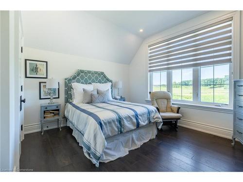 525 Elm Tree Road E, Grimsby, ON - Indoor Photo Showing Bedroom