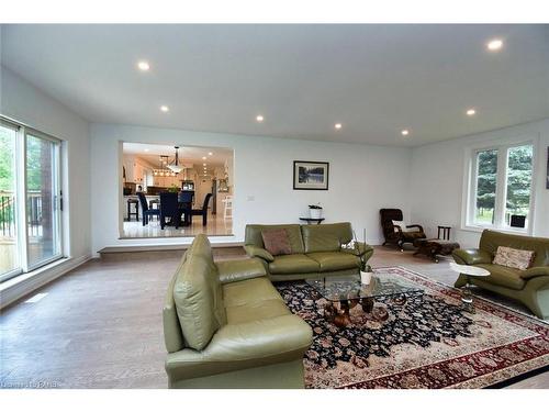 237 Highland Road E, Stoney Creek, ON - Indoor Photo Showing Living Room