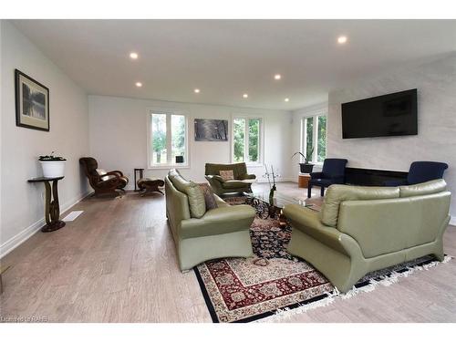 237 Highland Road E, Stoney Creek, ON - Indoor Photo Showing Living Room