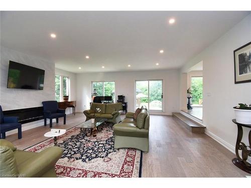 237 Highland Road E, Stoney Creek, ON - Indoor Photo Showing Living Room