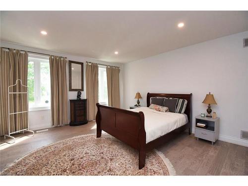 237 Highland Road E, Stoney Creek, ON - Indoor Photo Showing Bedroom