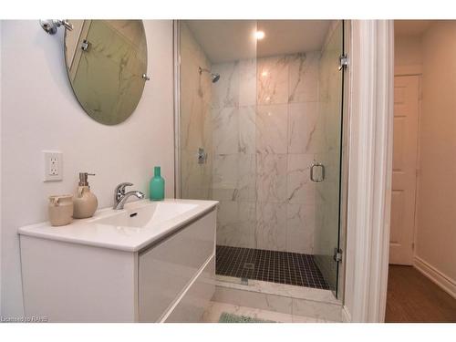 237 Highland Road E, Stoney Creek, ON - Indoor Photo Showing Bathroom