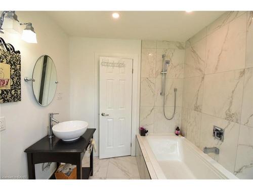 237 Highland Road E, Stoney Creek, ON - Indoor Photo Showing Bathroom