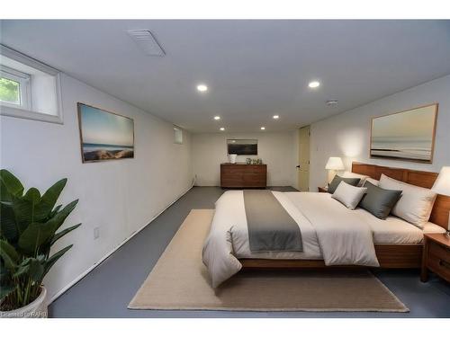 237 Highland Road E, Stoney Creek, ON - Indoor Photo Showing Bedroom