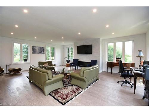 237 Highland Road E, Stoney Creek, ON - Indoor Photo Showing Living Room