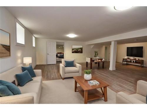 237 Highland Road E, Stoney Creek, ON - Indoor Photo Showing Living Room