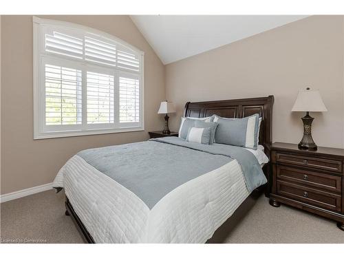 264 Dorchester Drive, Grimsby, ON - Indoor Photo Showing Bedroom