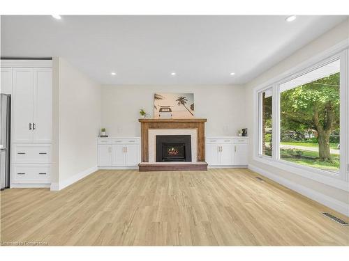 32 Strathcona Drive, Fonthill, ON - Indoor Photo Showing Living Room With Fireplace