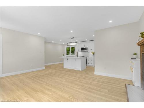 32 Strathcona Drive, Fonthill, ON - Indoor Photo Showing Kitchen