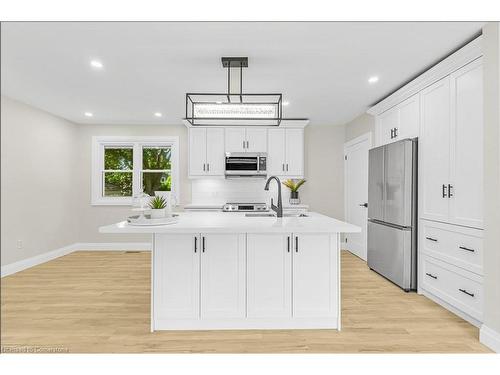 32 Strathcona Drive, Fonthill, ON - Indoor Photo Showing Kitchen