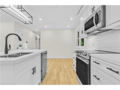 32 Strathcona Drive, Fonthill, ON - Indoor Photo Showing Kitchen With Double Sink