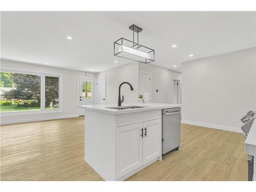 32 Strathcona Drive, Fonthill, ON - Indoor Photo Showing Kitchen