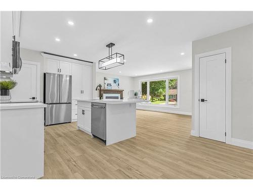 32 Strathcona Drive, Fonthill, ON - Indoor Photo Showing Kitchen