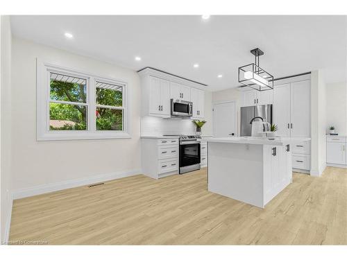 32 Strathcona Drive, Fonthill, ON - Indoor Photo Showing Kitchen With Upgraded Kitchen