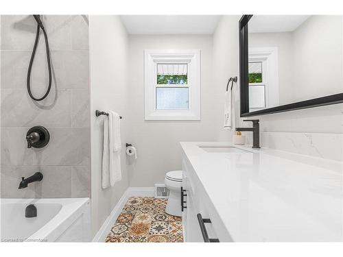 32 Strathcona Drive, Fonthill, ON - Indoor Photo Showing Bathroom