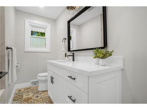 32 Strathcona Drive, Fonthill, ON - Indoor Photo Showing Bathroom