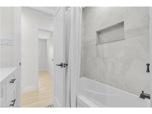 32 Strathcona Drive, Fonthill, ON - Indoor Photo Showing Bathroom