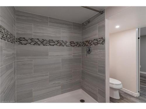 200 Tragina Avenue N, Hamilton, ON - Indoor Photo Showing Bathroom