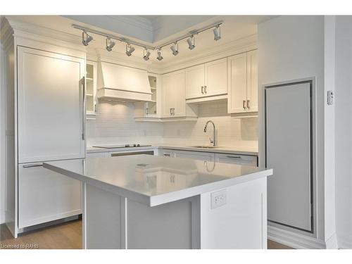 306-2060 Lakeshore Road, Burlington, ON - Indoor Photo Showing Kitchen