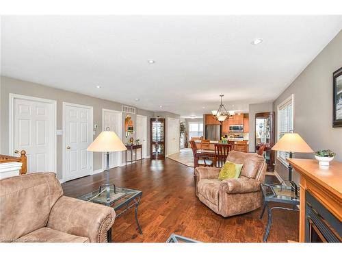 1060 Beach Boulevard, Hamilton, ON - Indoor Photo Showing Living Room